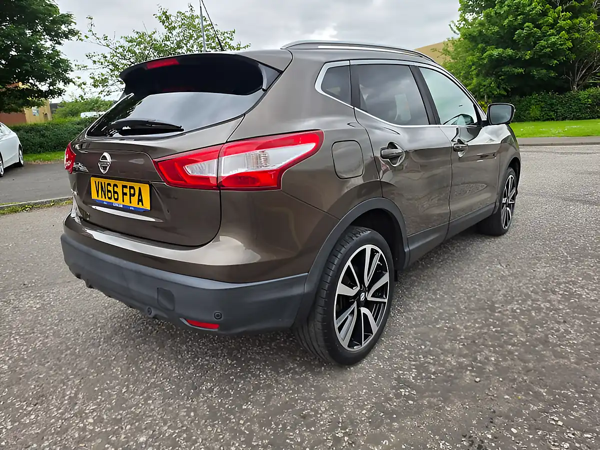 Used 2016 Nissan Qashqai Acenta Silver - Interior and Exterior details 10