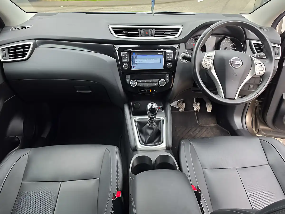 Used 2016 Nissan Qashqai Acenta Silver - Interior and Exterior details 15