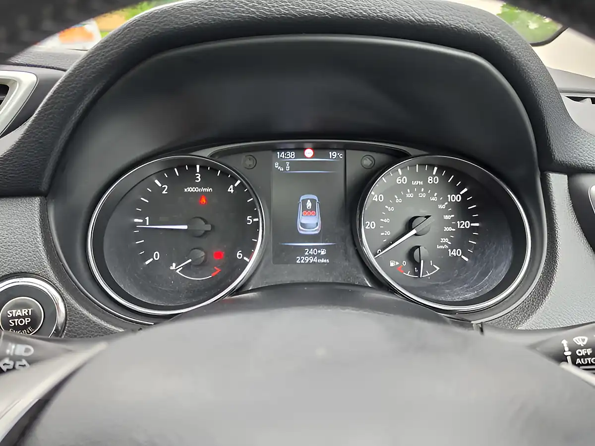 Used 2016 Nissan Qashqai Acenta Silver - Interior and Exterior details 16