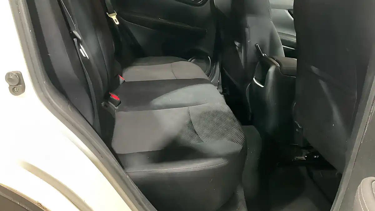 Used 2016 Nissan Qashqai Acenta White - Interior and Exterior details 5