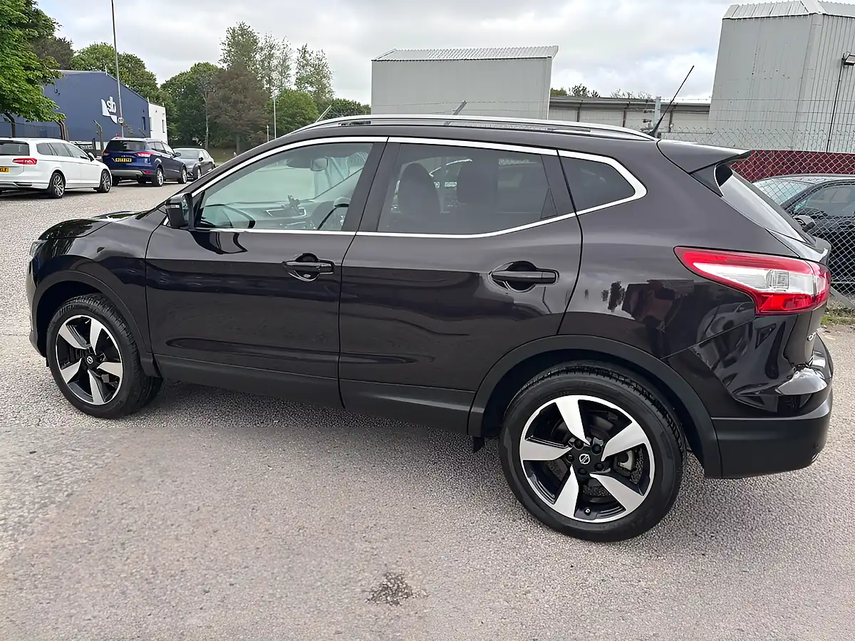 Used 2016 Nissan Qashqai N-Connecta Black - Interior and Exterior details 10