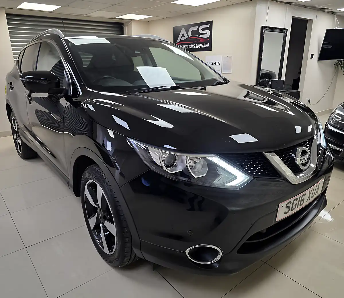 Used 2016 Nissan Qashqai N-Connecta Black - Front View