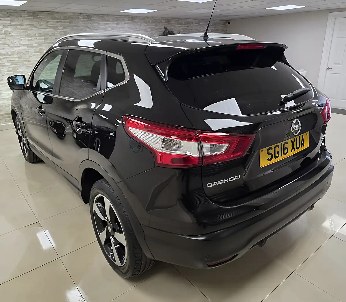 Used 2016 Nissan Qashqai N-Connecta Black - Interior and Exterior details 3