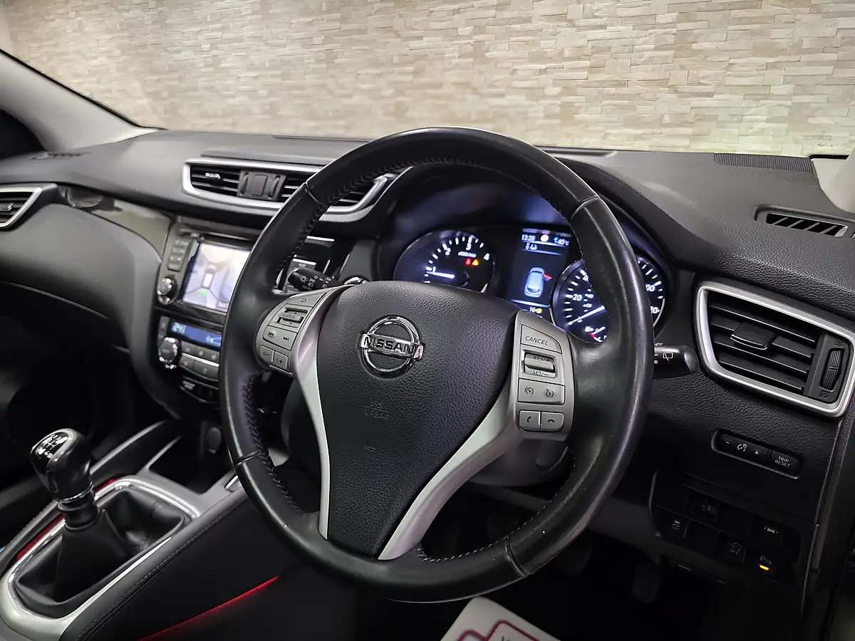 Used 2016 Nissan Qashqai N-Connecta Black - Interior and Exterior details 5