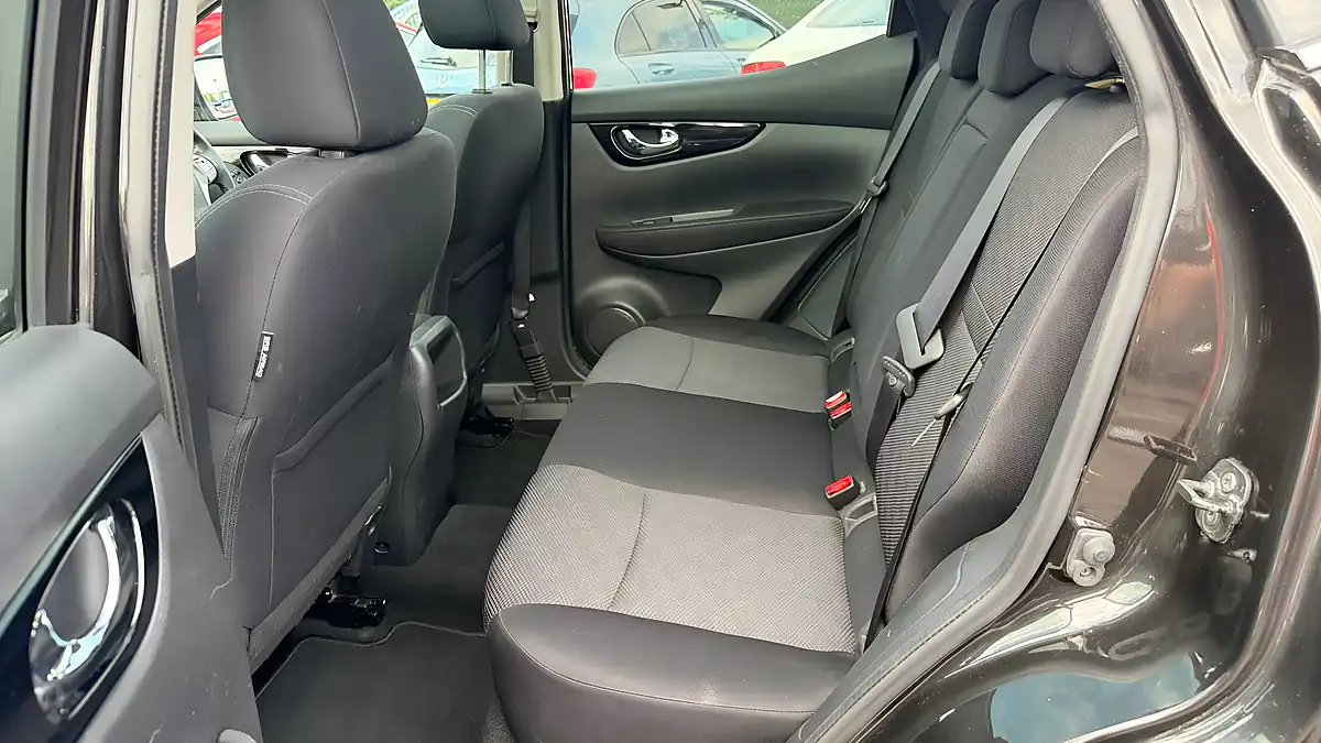 Used 2016 Nissan Qashqai N-Connecta Black - Interior and Exterior details 12