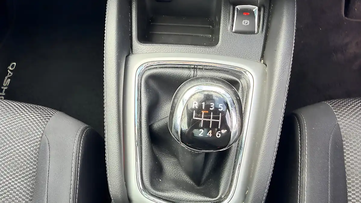 Used 2016 Nissan Qashqai N-Connecta Black - Interior and Exterior details 13