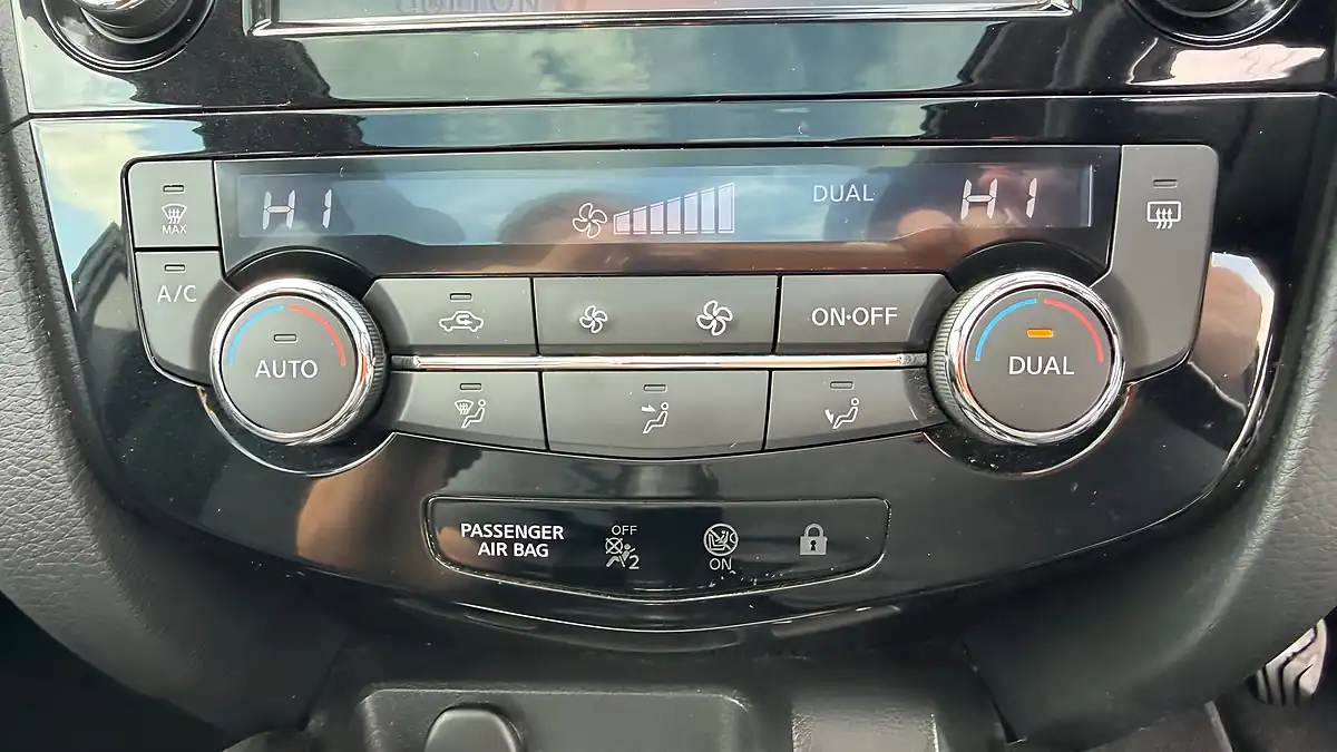 Used 2016 Nissan Qashqai N-Connecta Black - Interior and Exterior details 14