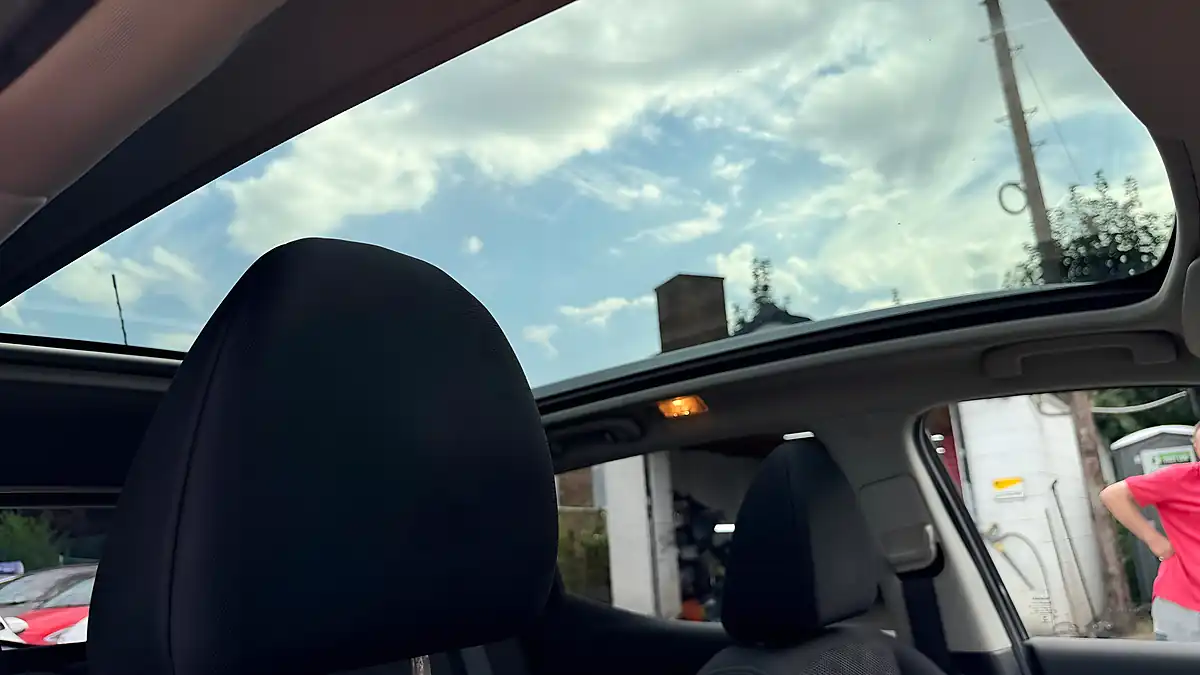 Used 2016 Nissan Qashqai N-Connecta Black - Interior and Exterior details 16