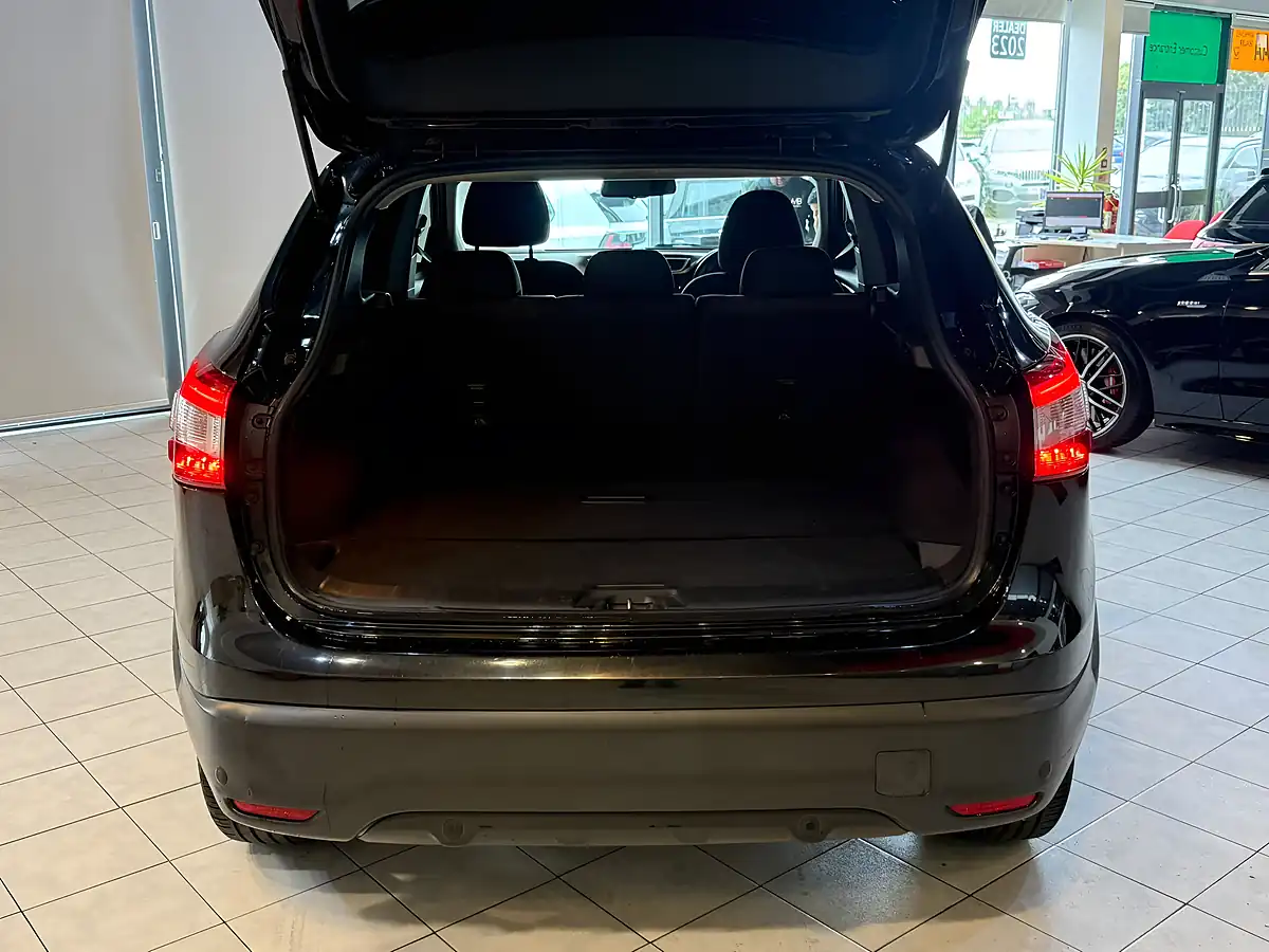 Used 2016 Nissan Qashqai N-Connecta Black - Interior and Exterior details 10
