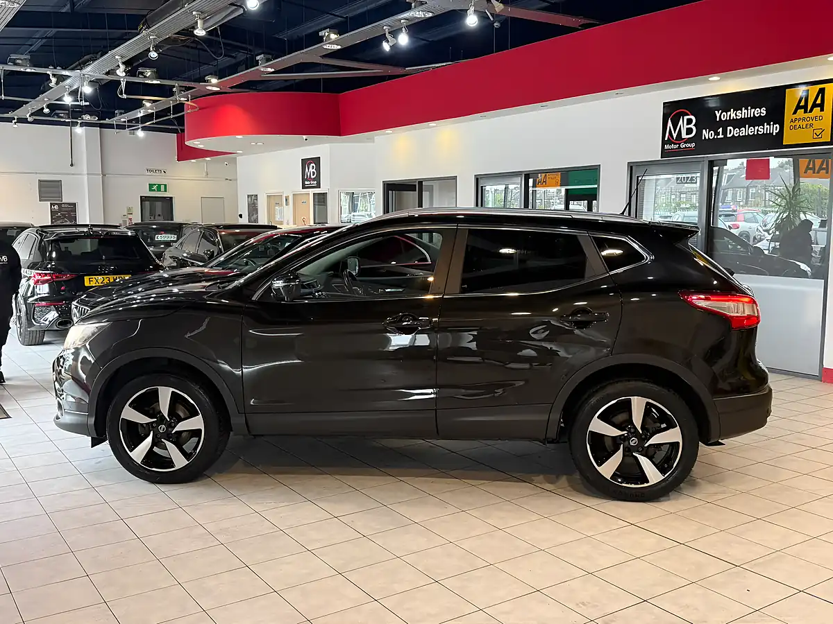 Used 2016 Nissan Qashqai N-Connecta Black - Interior and Exterior details 6