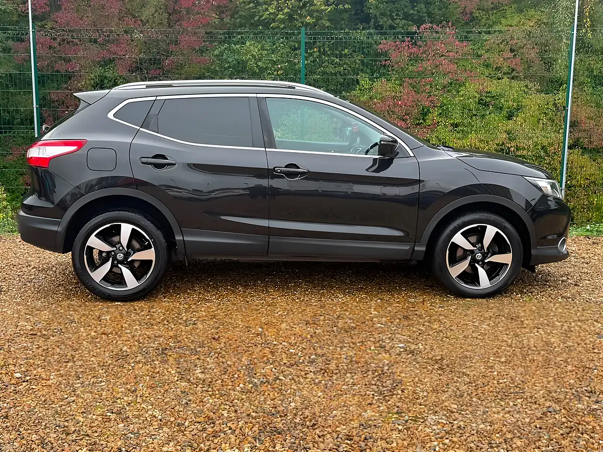 Used 2016 Nissan Qashqai N-Connecta Black - Interior and Exterior details 5
