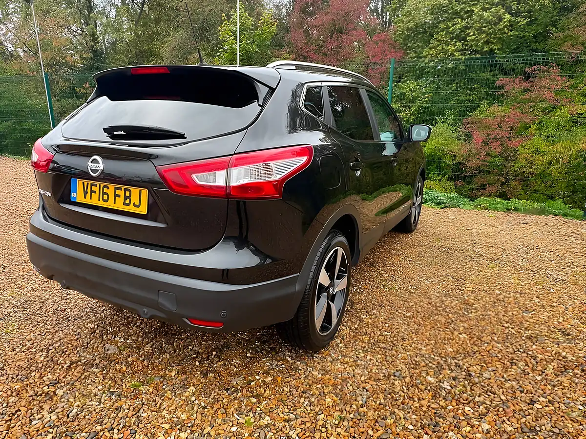 Used 2016 Nissan Qashqai N-Connecta Black - Interior and Exterior details 9
