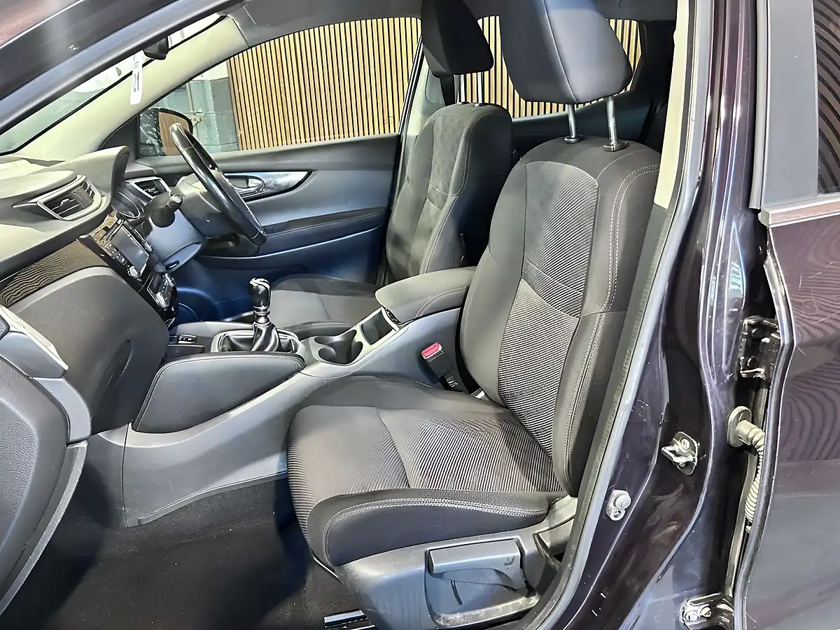 Used 2016 Nissan Qashqai N-Connecta Black - Interior and Exterior details 4
