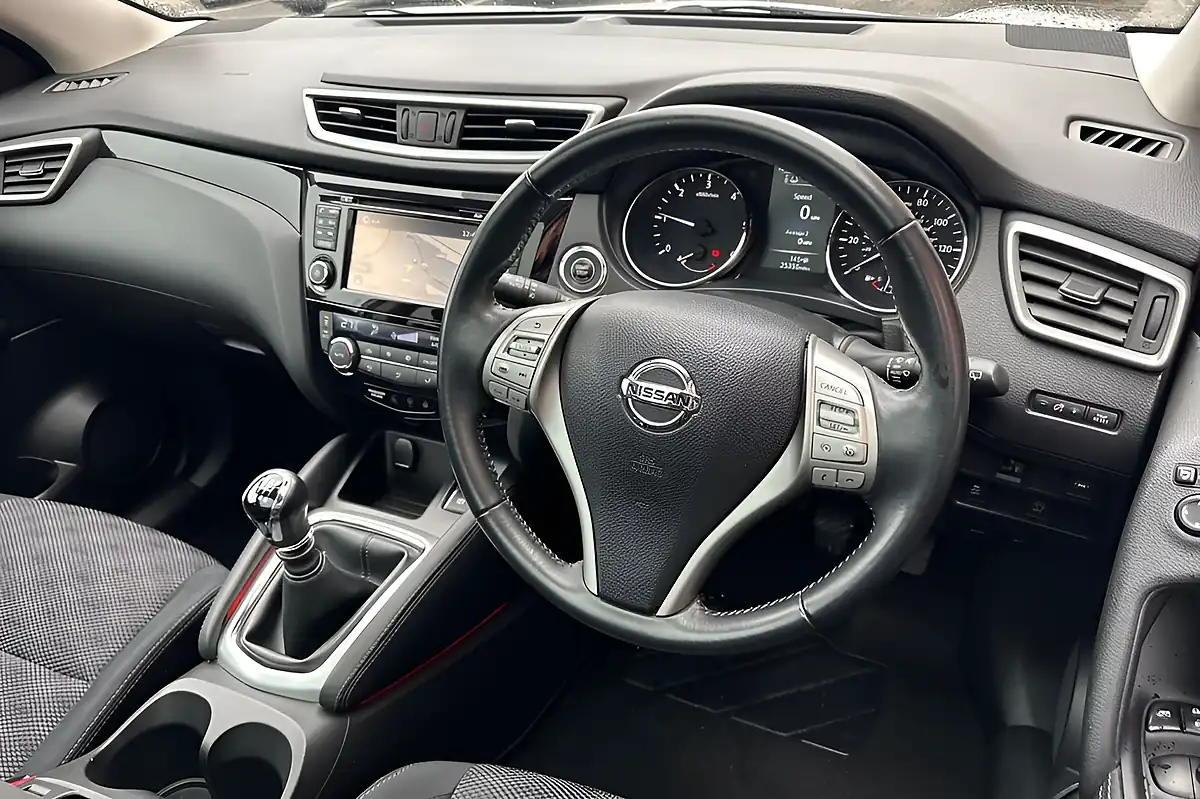 Used 2016 Nissan Qashqai N-Connecta Blade Silver - Interior and Exterior details 10