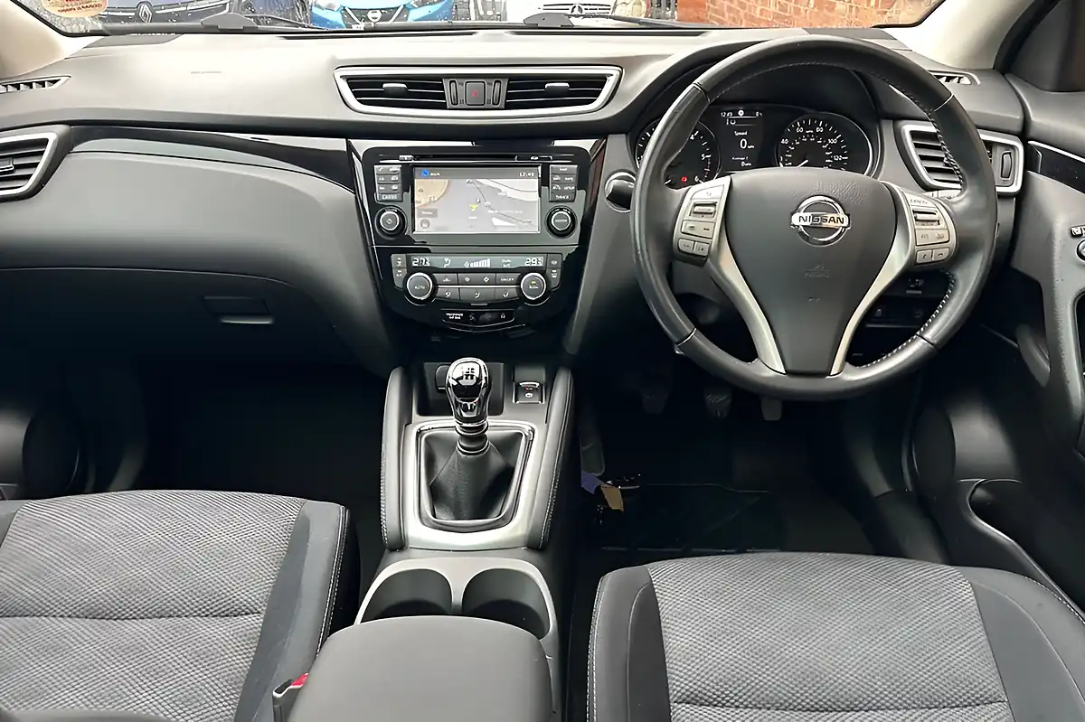 Used 2016 Nissan Qashqai N-Connecta Blade Silver - Interior and Exterior details 11