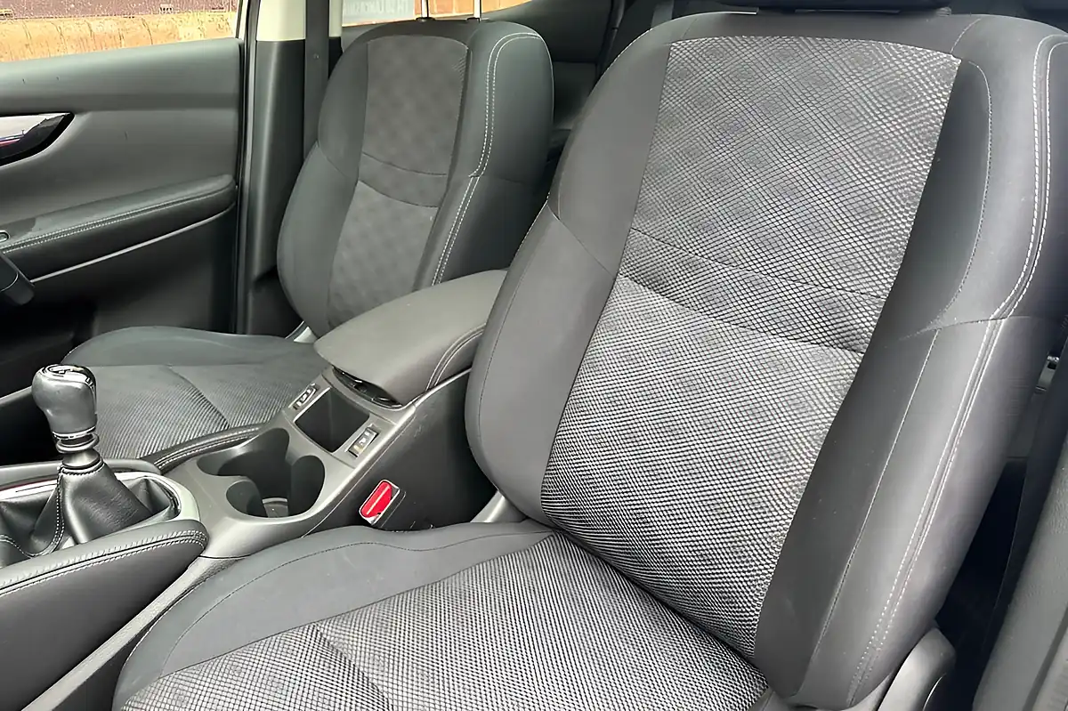 Used 2016 Nissan Qashqai N-Connecta Blade Silver - Interior and Exterior details 16
