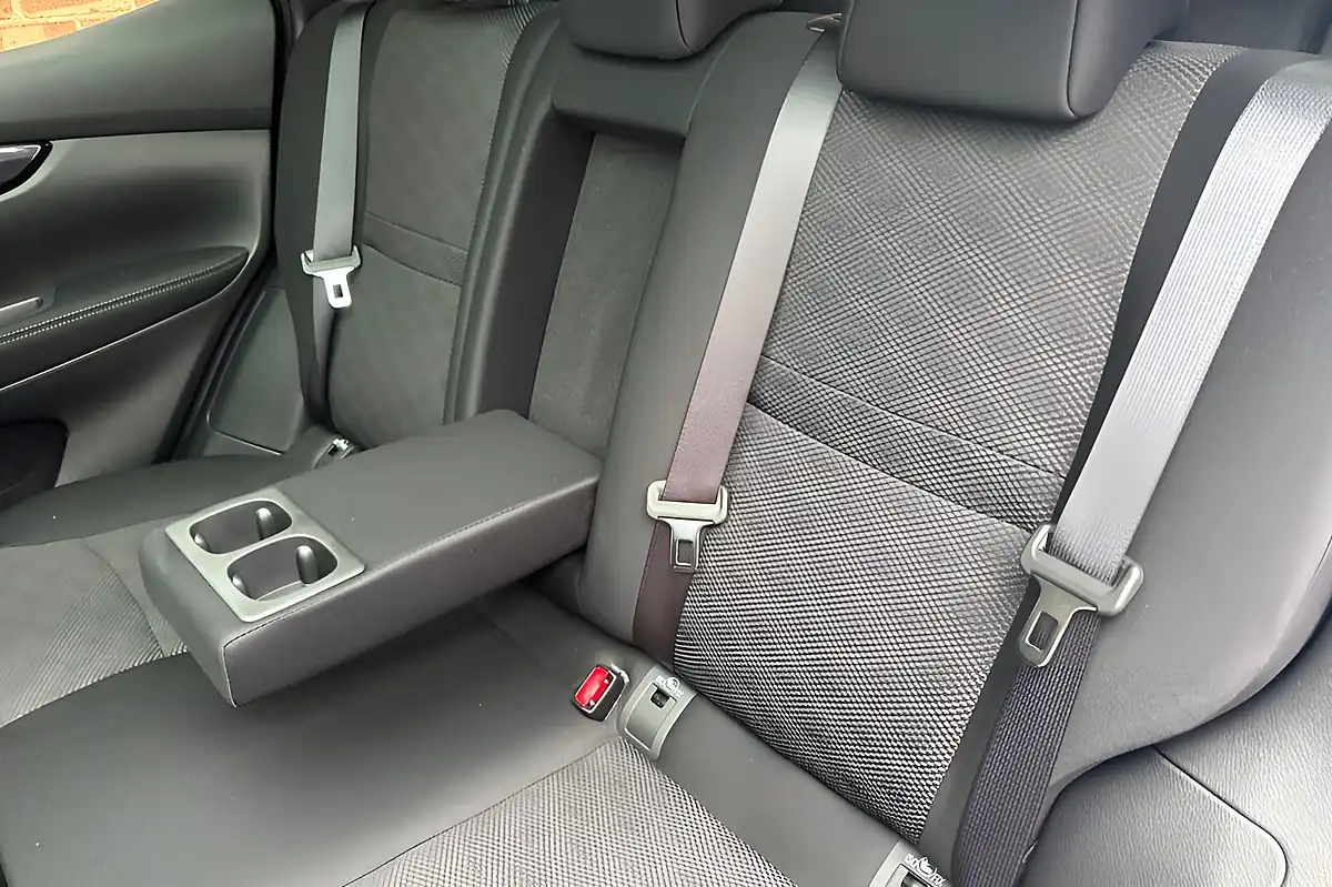 Used 2016 Nissan Qashqai N-Connecta Blade Silver - Interior and Exterior details 17