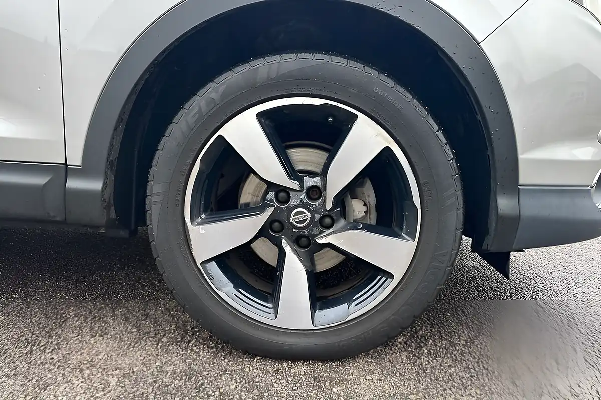 Used 2016 Nissan Qashqai N-Connecta Blade Silver - Interior and Exterior details 9