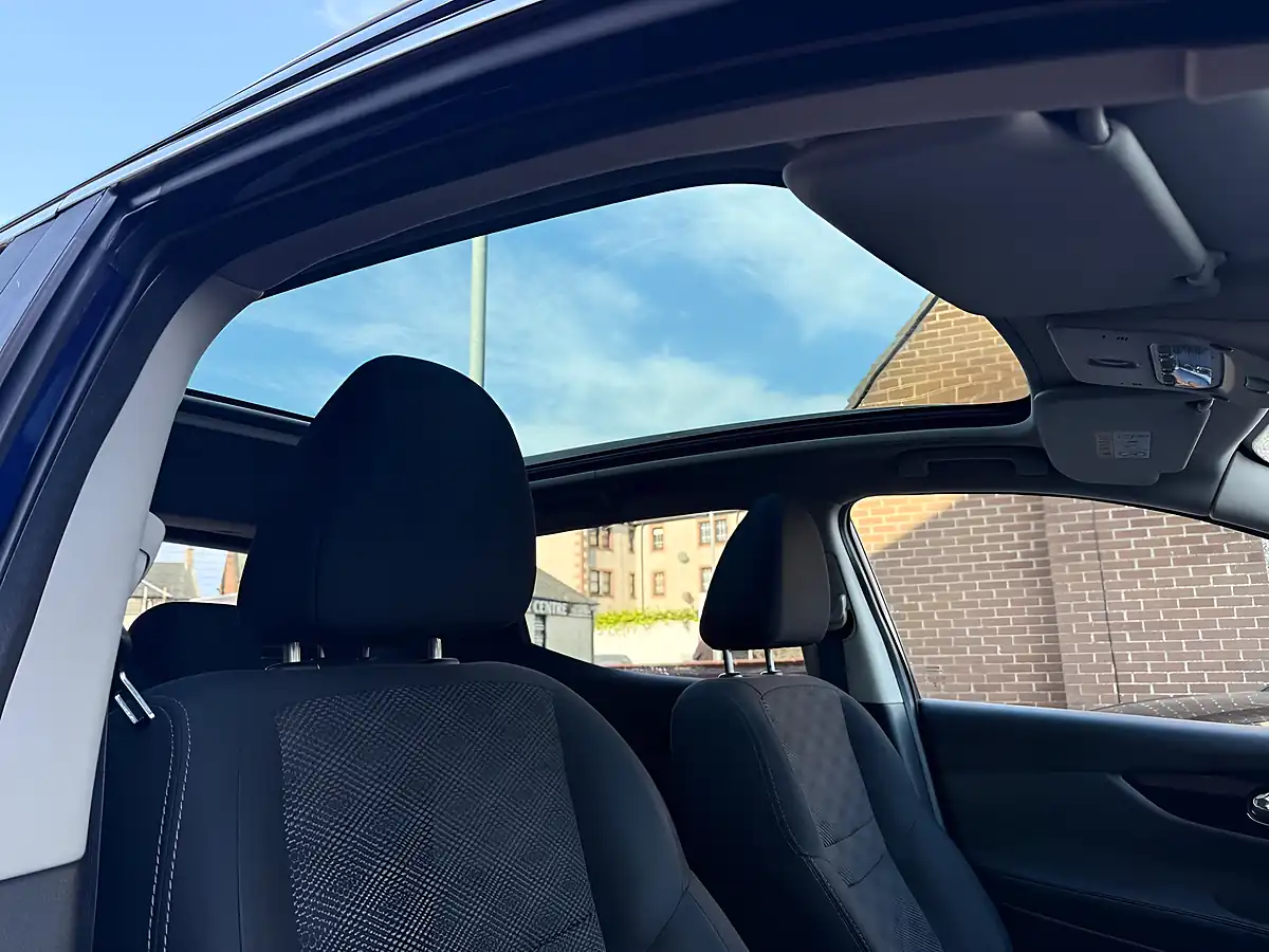 Used 2016 Nissan Qashqai N-Connecta Blue - Interior and Exterior details 8