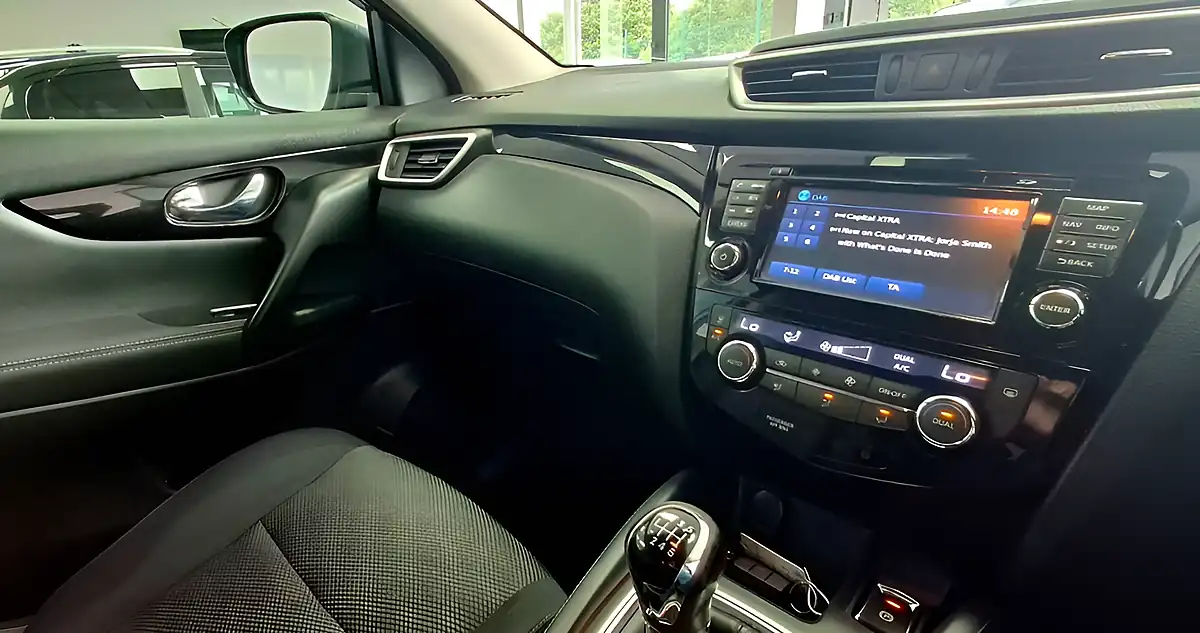 Used 2016 Nissan Qashqai N-Connecta Blue - Interior and Exterior details 13