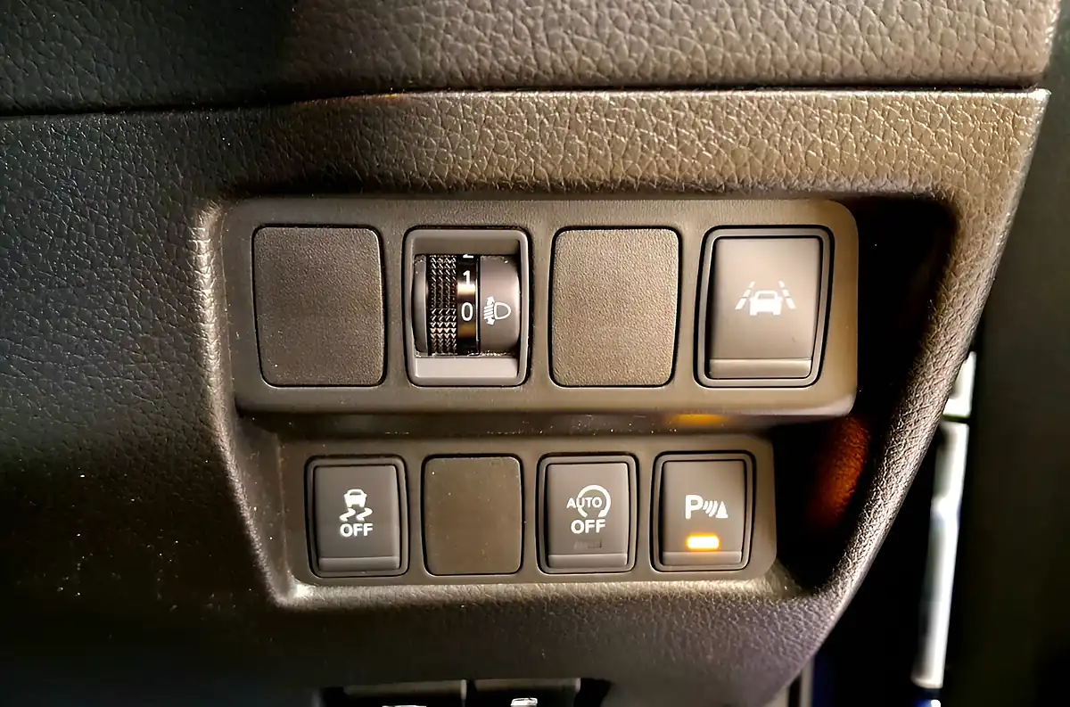 Used 2016 Nissan Qashqai N-Connecta Blue - Interior and Exterior details 15