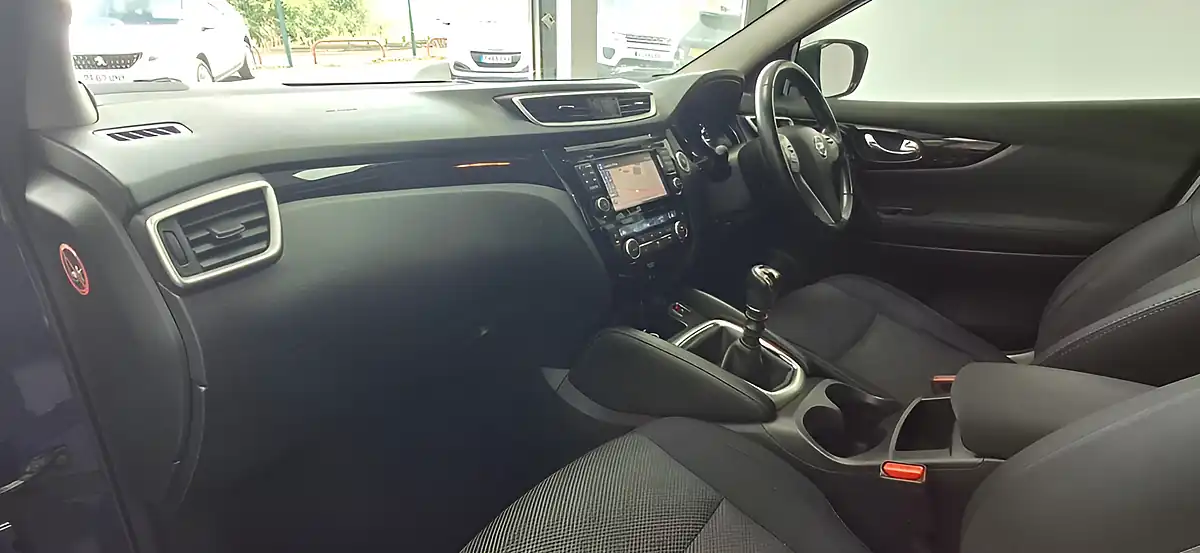 Used 2016 Nissan Qashqai N-Connecta Blue - Interior and Exterior details 17