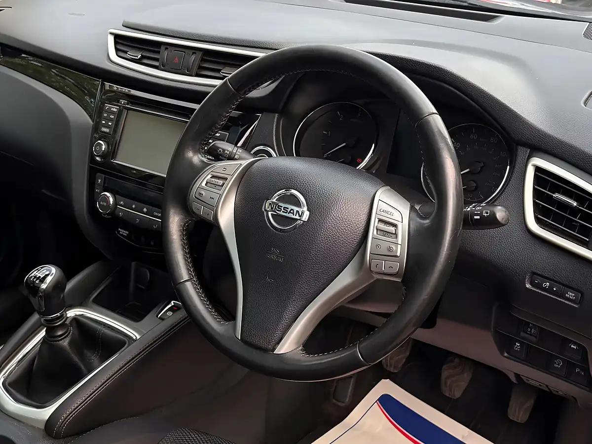 Used 2016 Nissan Qashqai N-Connecta Blue - Interior and Exterior details 9