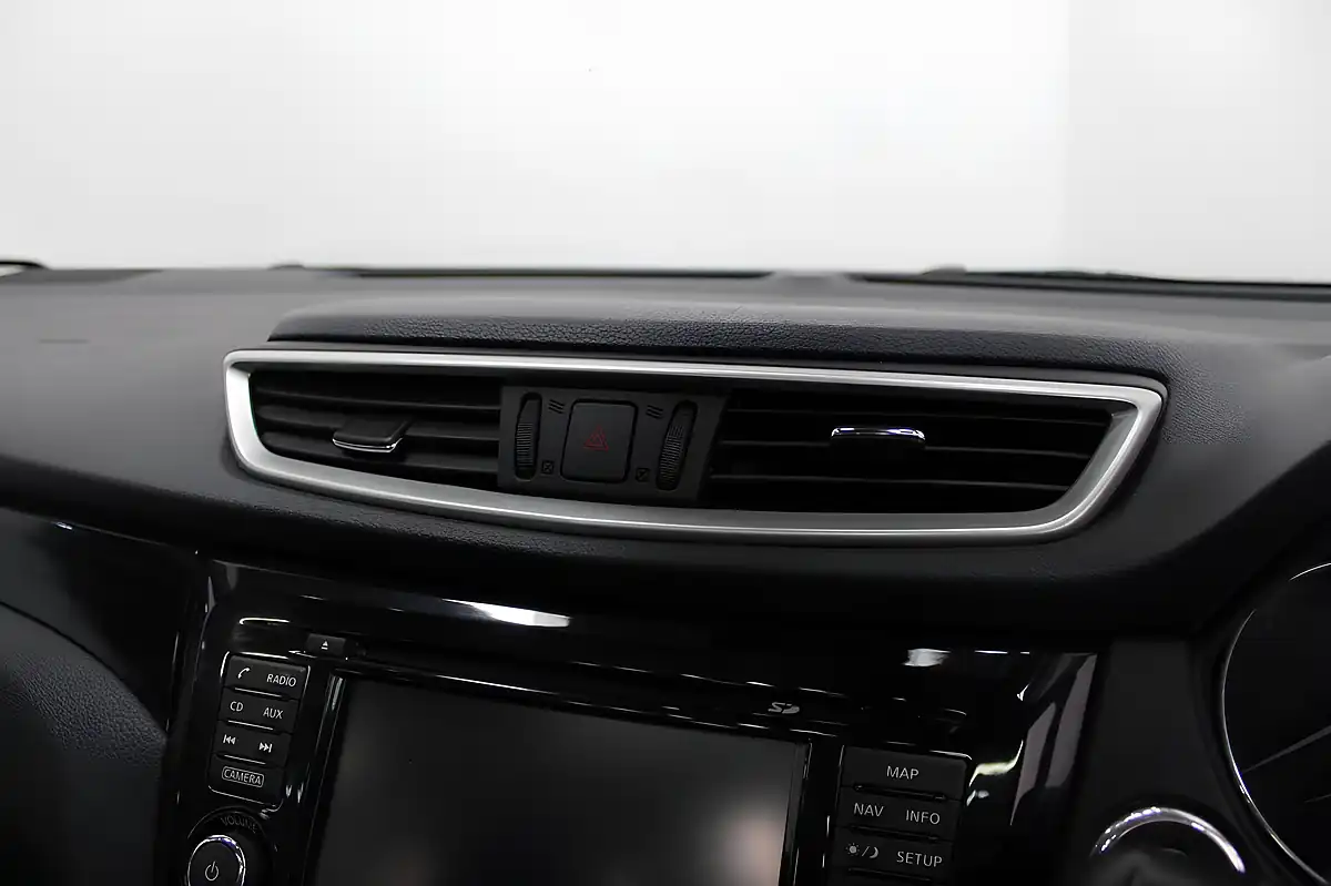 Used 2016 Nissan Qashqai N-Connecta Bronze - Interior and Exterior details 16