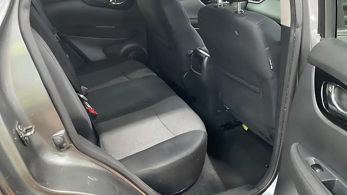 Used 2016 Nissan Qashqai N-Connecta Grey - Interior and Exterior details 7
