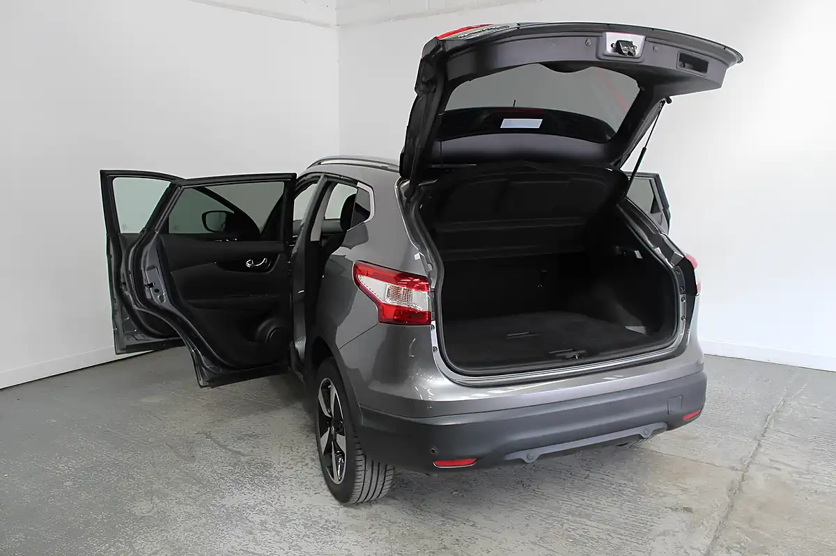 Used 2016 Nissan Qashqai N-Connecta Grey - Interior and Exterior details 11