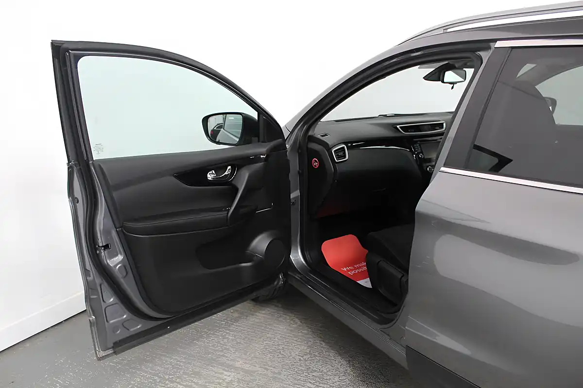 Used 2016 Nissan Qashqai N-Connecta Grey - Interior and Exterior details 13