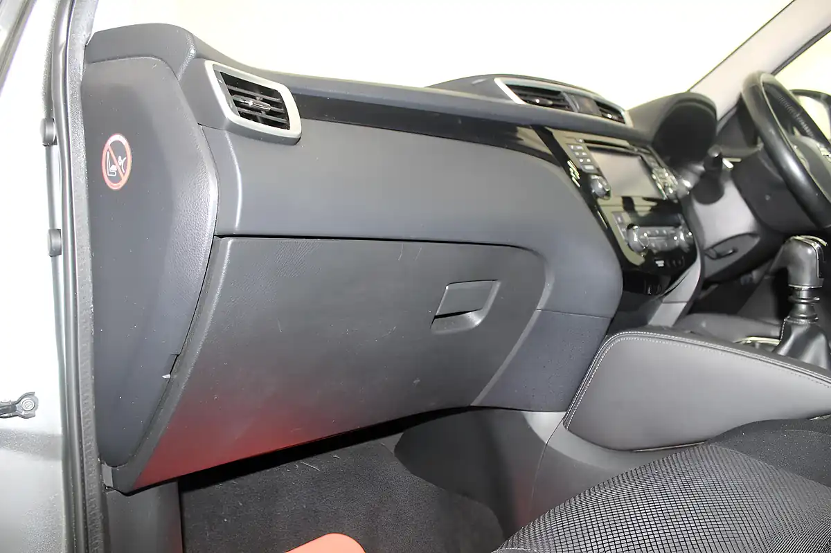 Used 2016 Nissan Qashqai N-Connecta Grey - Interior and Exterior details 14