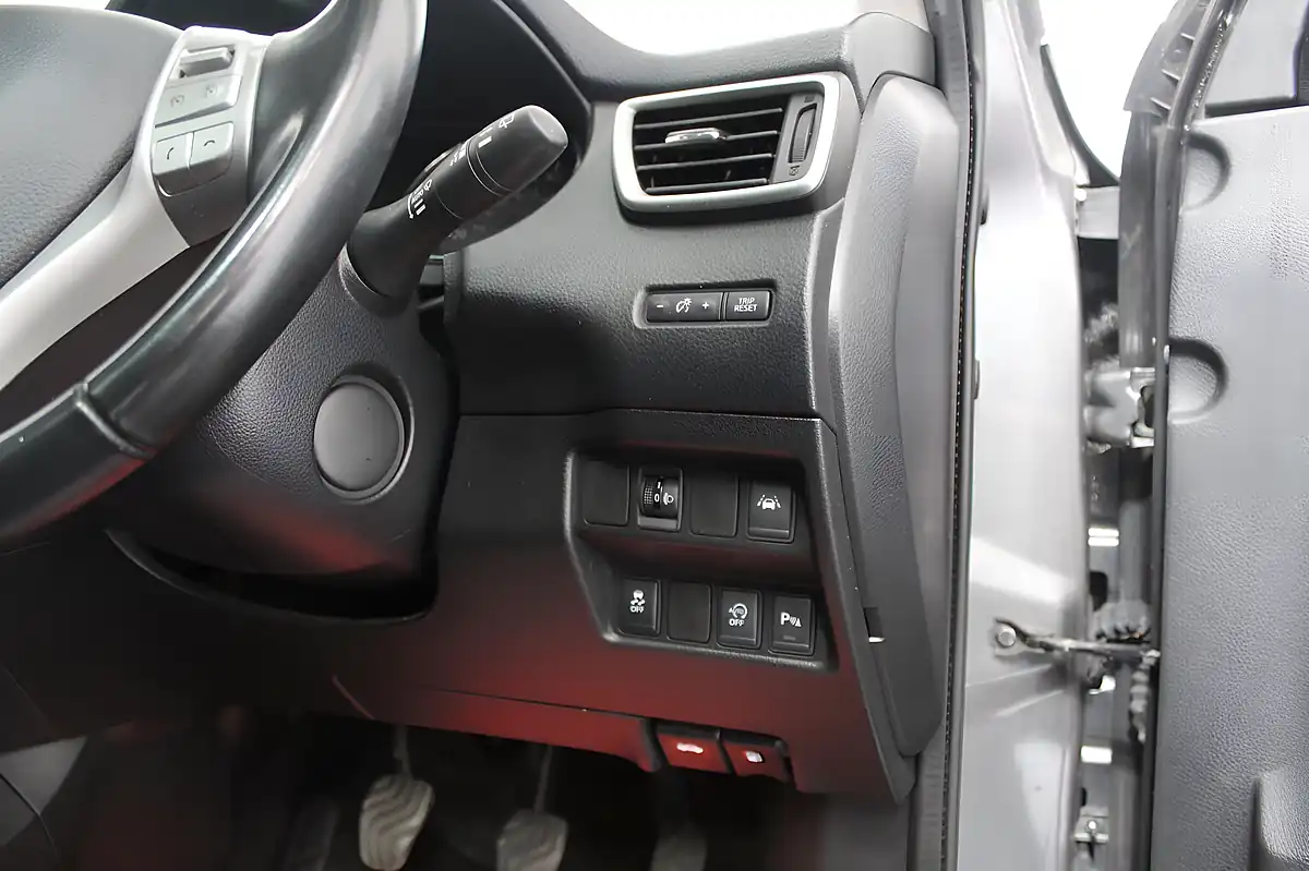 Used 2016 Nissan Qashqai N-Connecta Grey - Interior and Exterior details 17