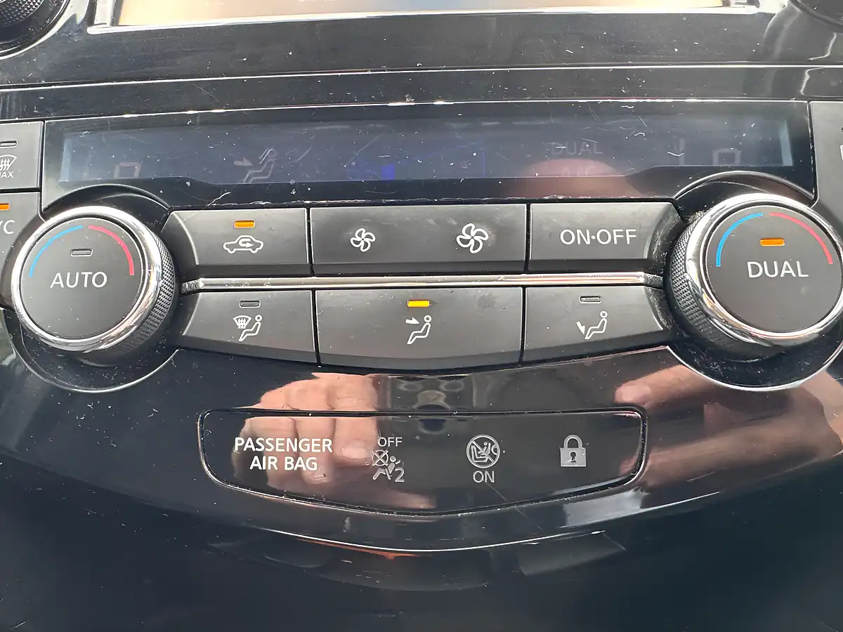Used 2016 Nissan Qashqai N-Connecta Grey - Interior and Exterior details 17