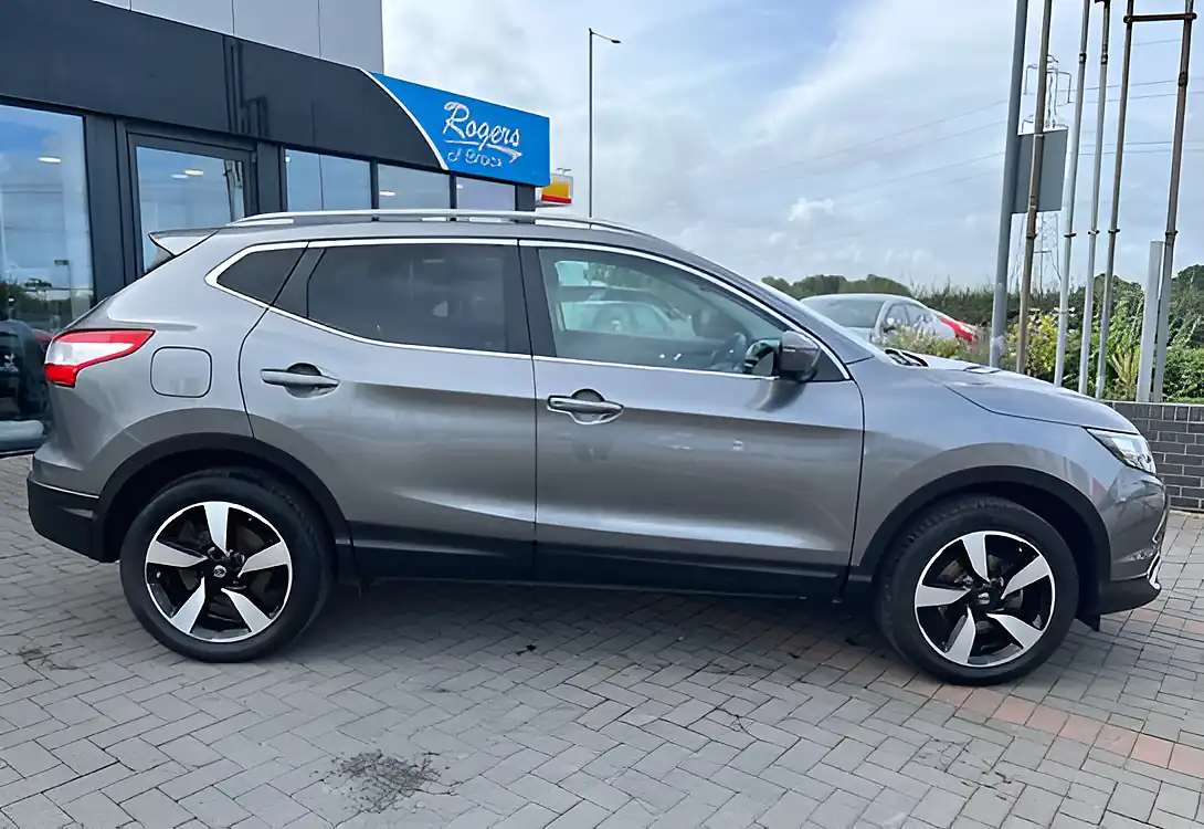 Used 2016 Nissan Qashqai N-Connecta Gun Metal Grey - Interior and Exterior details 5