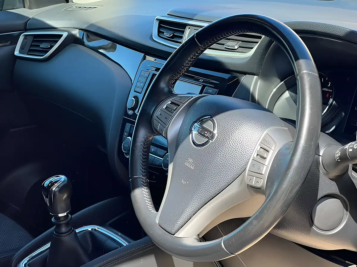 Used 2016 Nissan Qashqai N-Connecta Magnetic Red - Interior and Exterior details 19