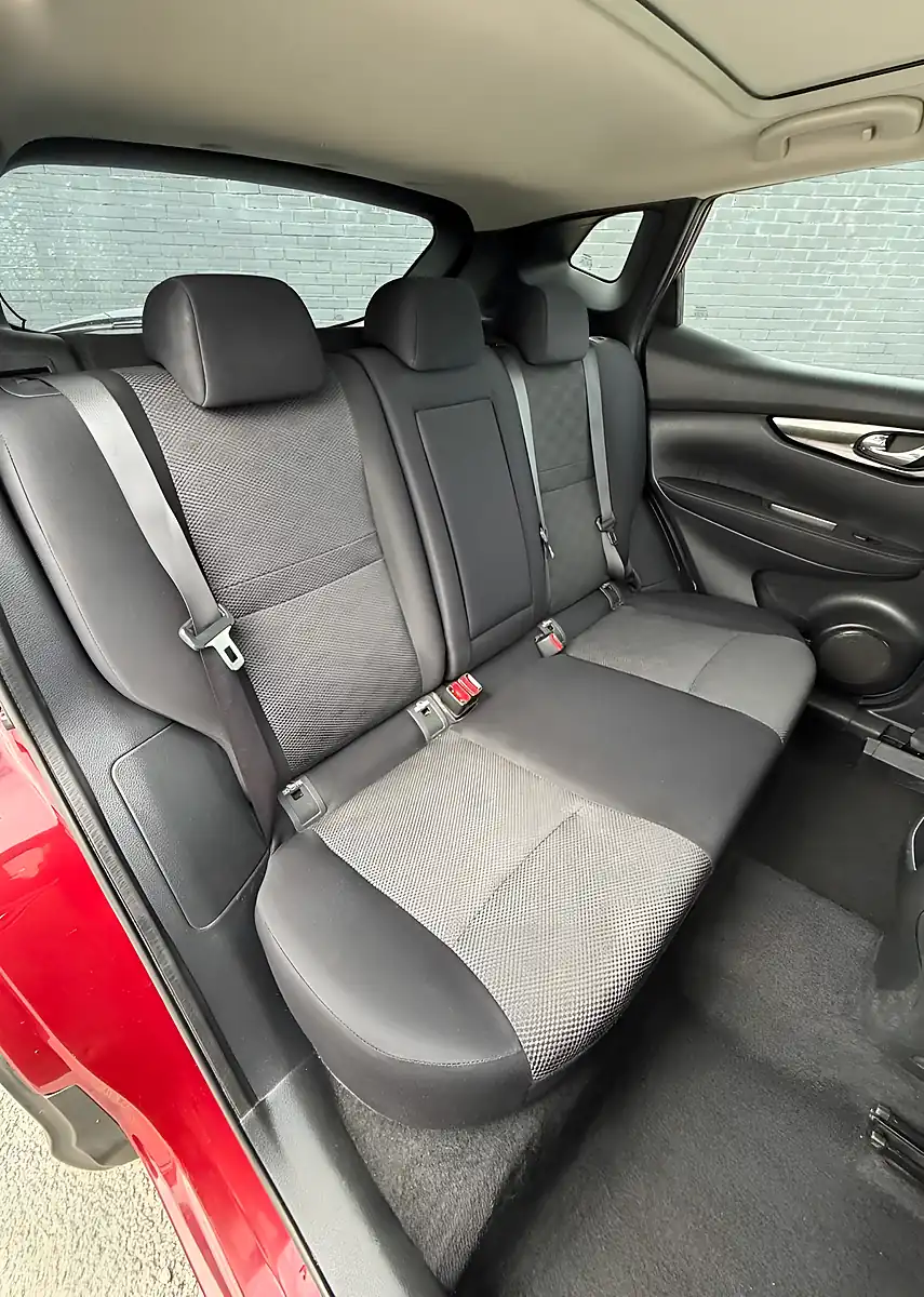 Used 2016 Nissan Qashqai N-Connecta Magnetic Red Met - Naj - Interior and Exterior details 18