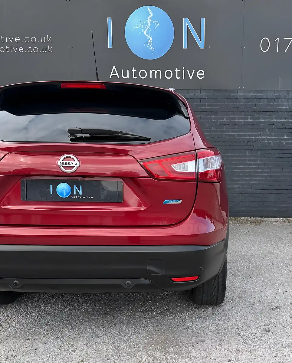 Used 2016 Nissan Qashqai N-Connecta Magnetic Red Met - Naj - Interior and Exterior details 5