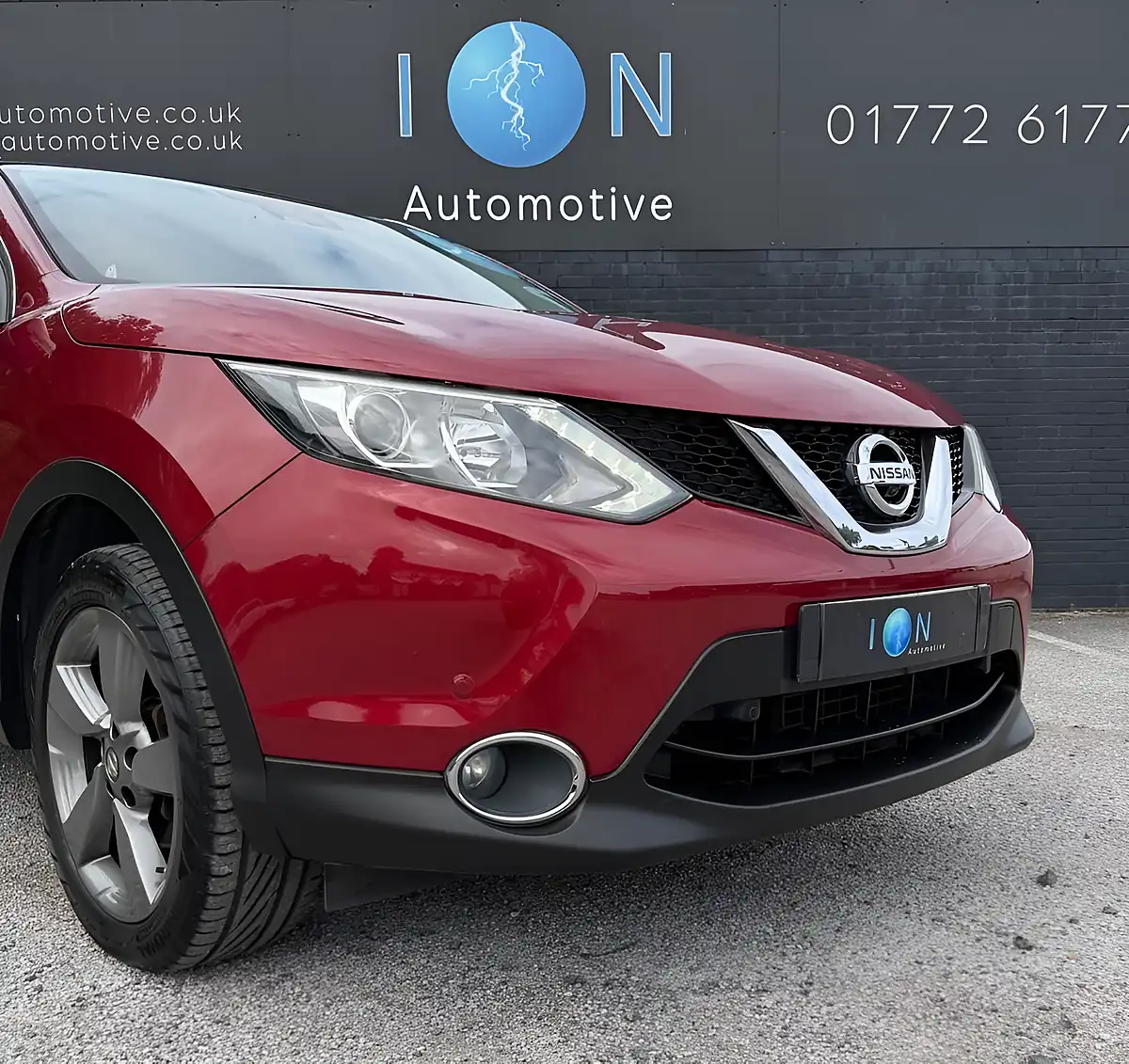 Used 2016 Nissan Qashqai N-Connecta Magnetic Red Met - Naj - Interior and Exterior details 8