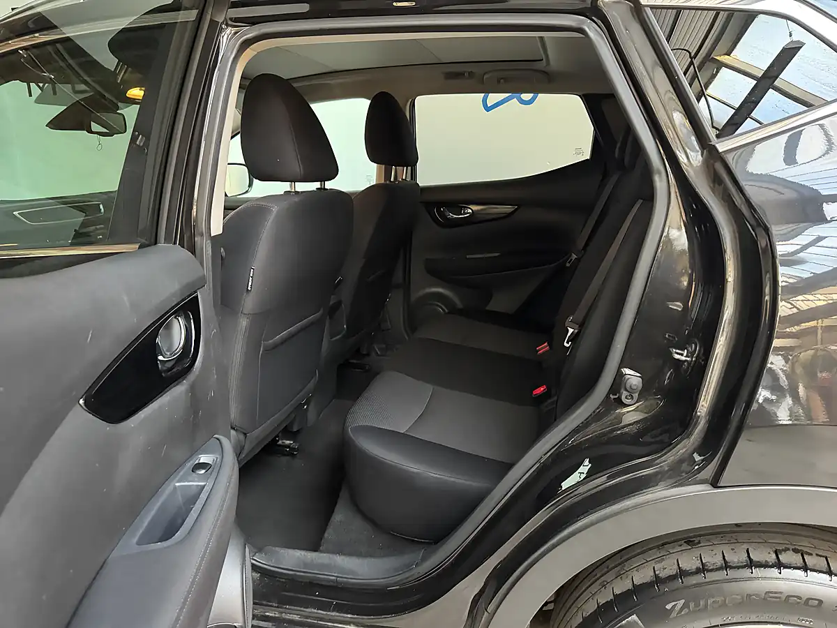 Used 2016 Nissan Qashqai N-Connecta Pearl Black - Interior and Exterior details 10