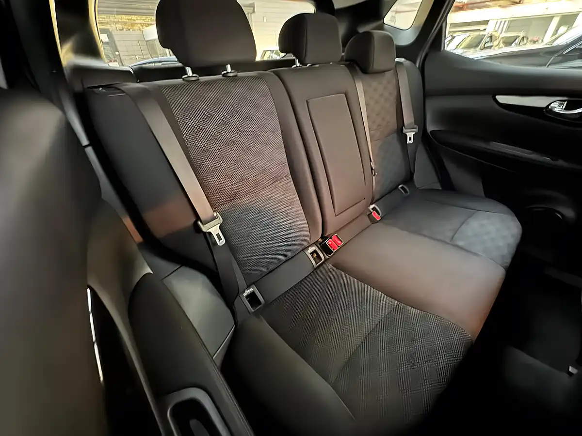 Used 2016 Nissan Qashqai N-Connecta Pearl Black - Interior and Exterior details 11