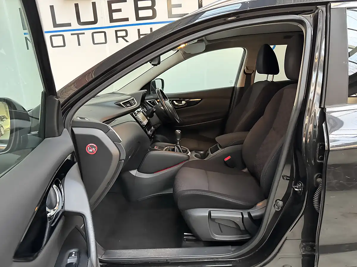 Used 2016 Nissan Qashqai N-Connecta Pearl Black - Interior and Exterior details 9