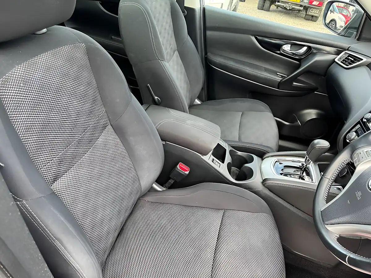 Used 2016 Nissan Qashqai N-Connecta Purple - Interior and Exterior details 18