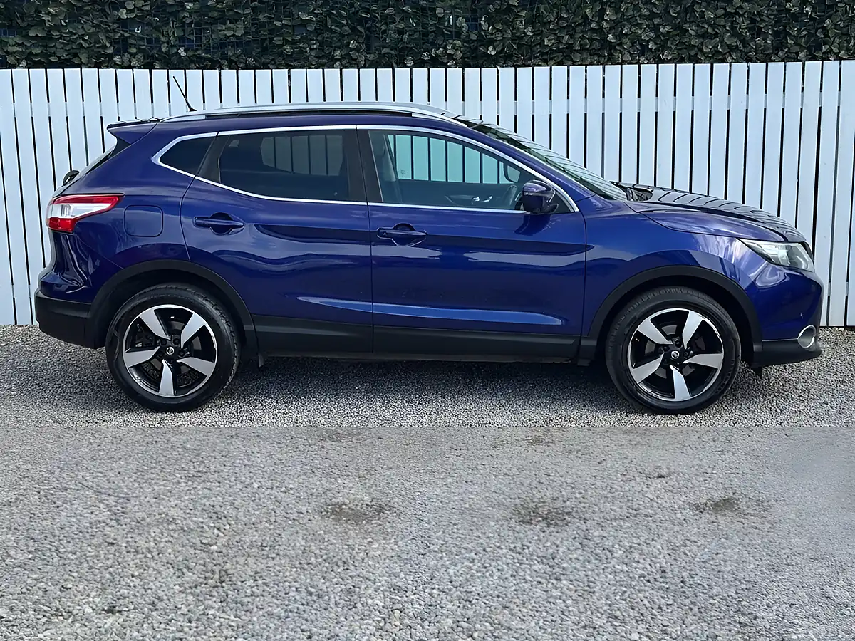 Used 2016 Nissan Qashqai N-Connecta Purple - Interior and Exterior details 4