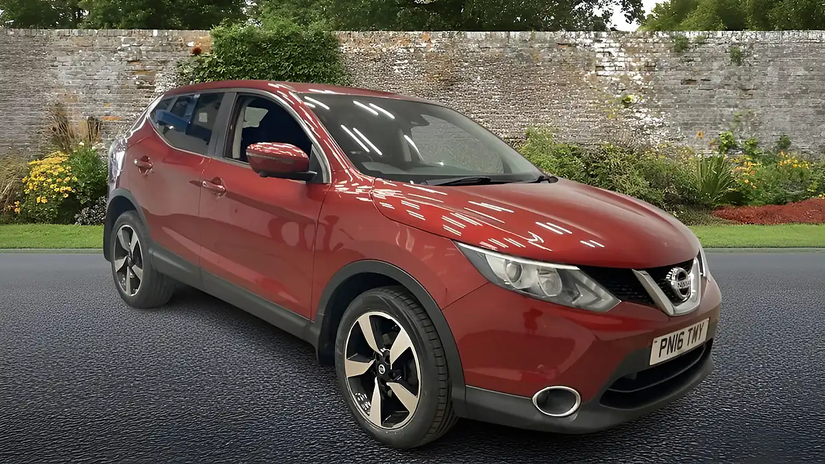 Used 2016 Nissan Qashqai N-Connecta Red - Front View