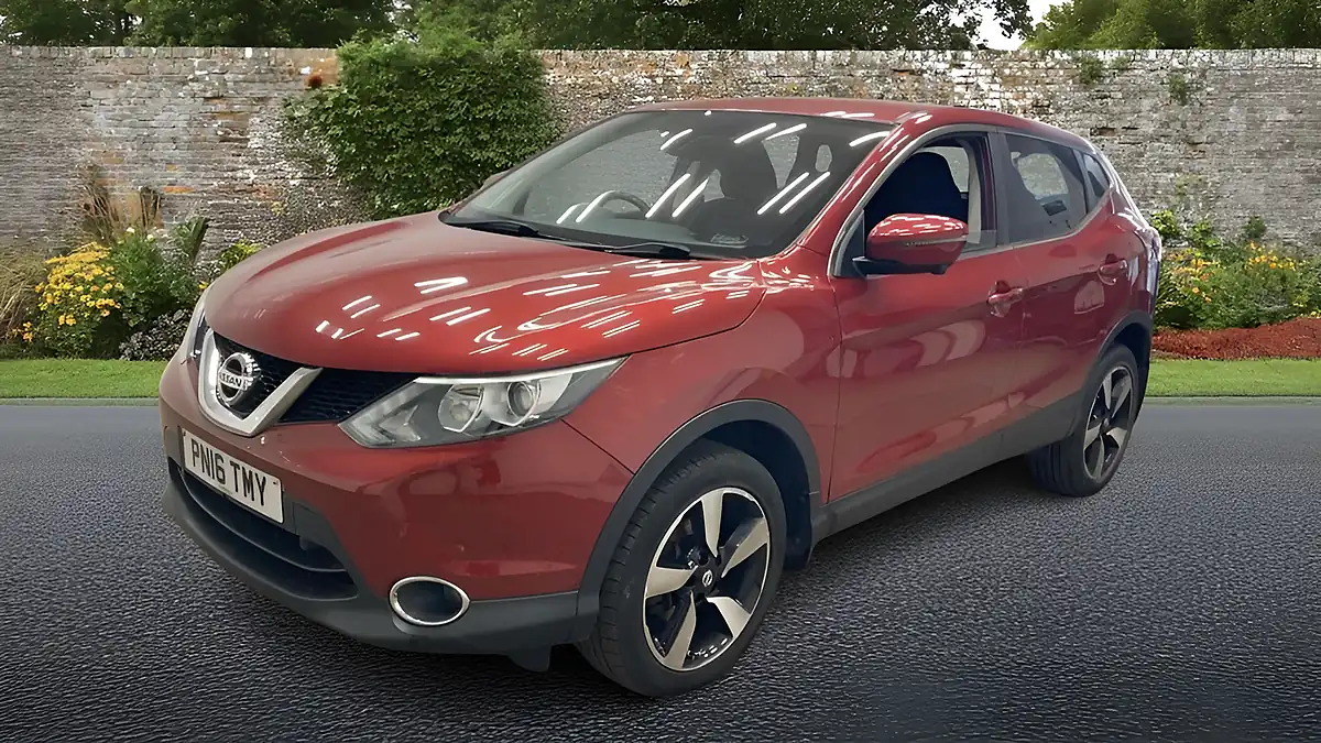 Used 2016 Nissan Qashqai N-Connecta Red - Interior and Exterior details 3