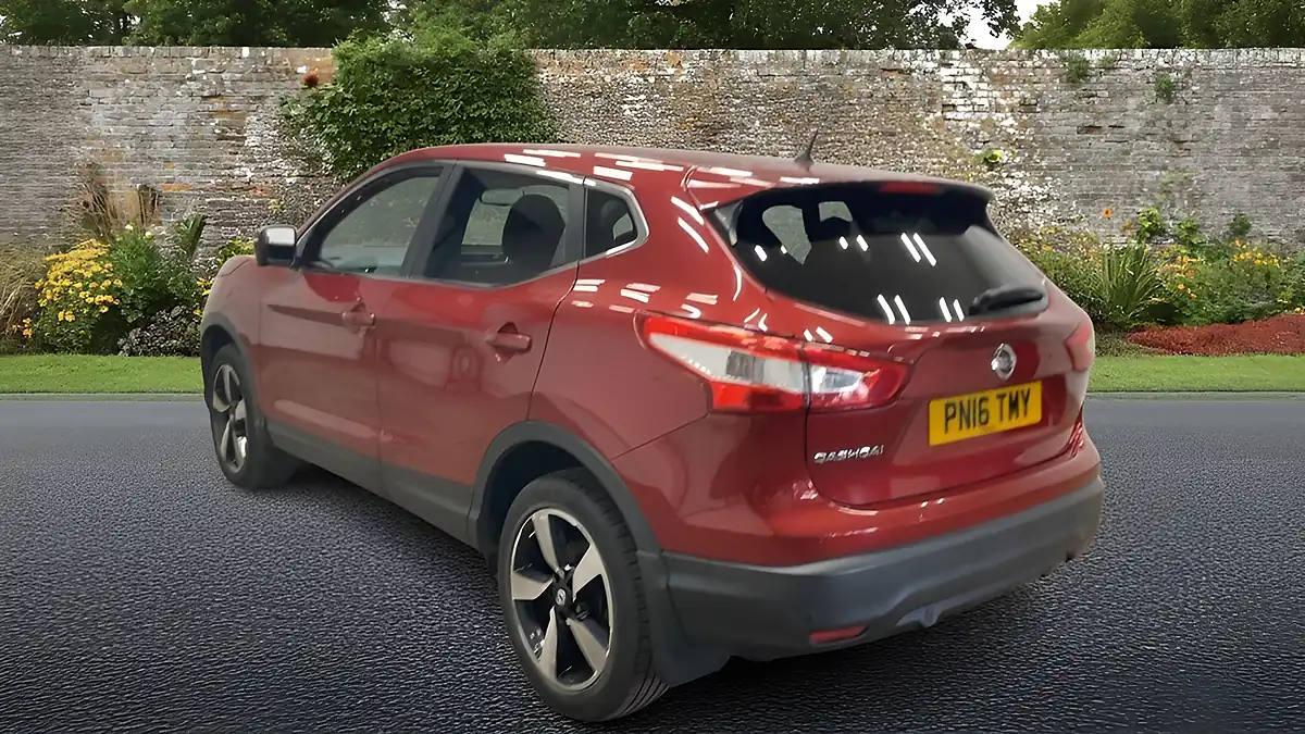 Used 2016 Nissan Qashqai N-Connecta Red - Interior and Exterior details 4