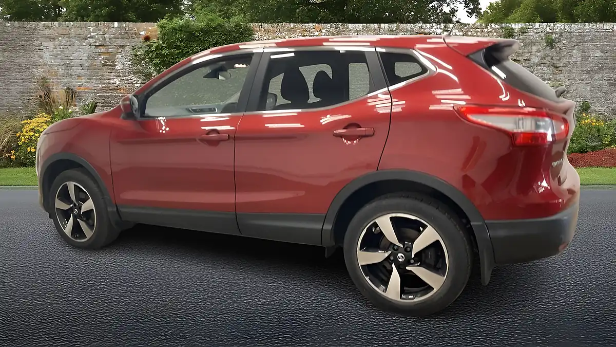 Used 2016 Nissan Qashqai N-Connecta Red - Interior and Exterior details 8