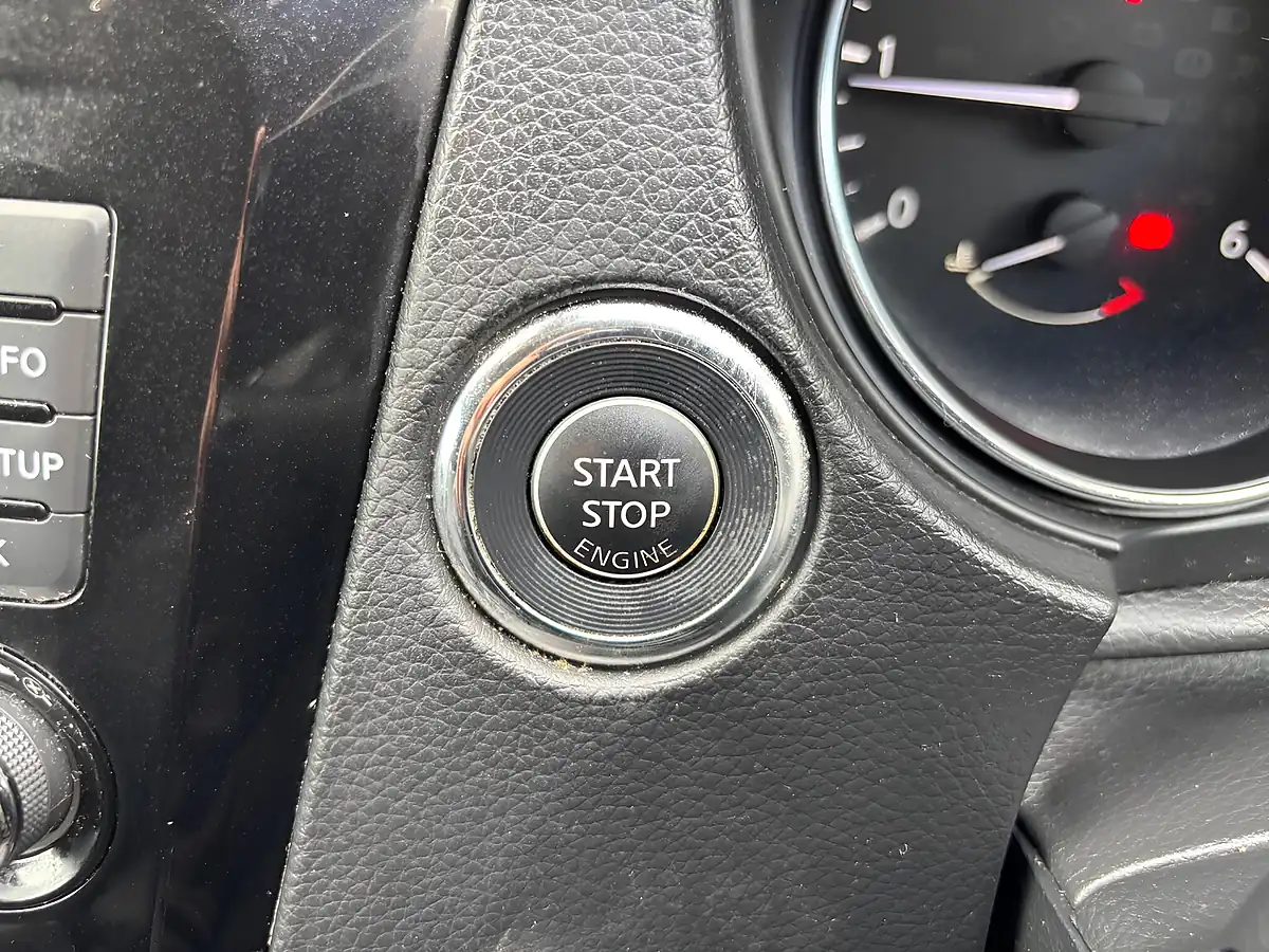 Used 2016 Nissan Qashqai N-Connecta Red - Interior and Exterior details 11