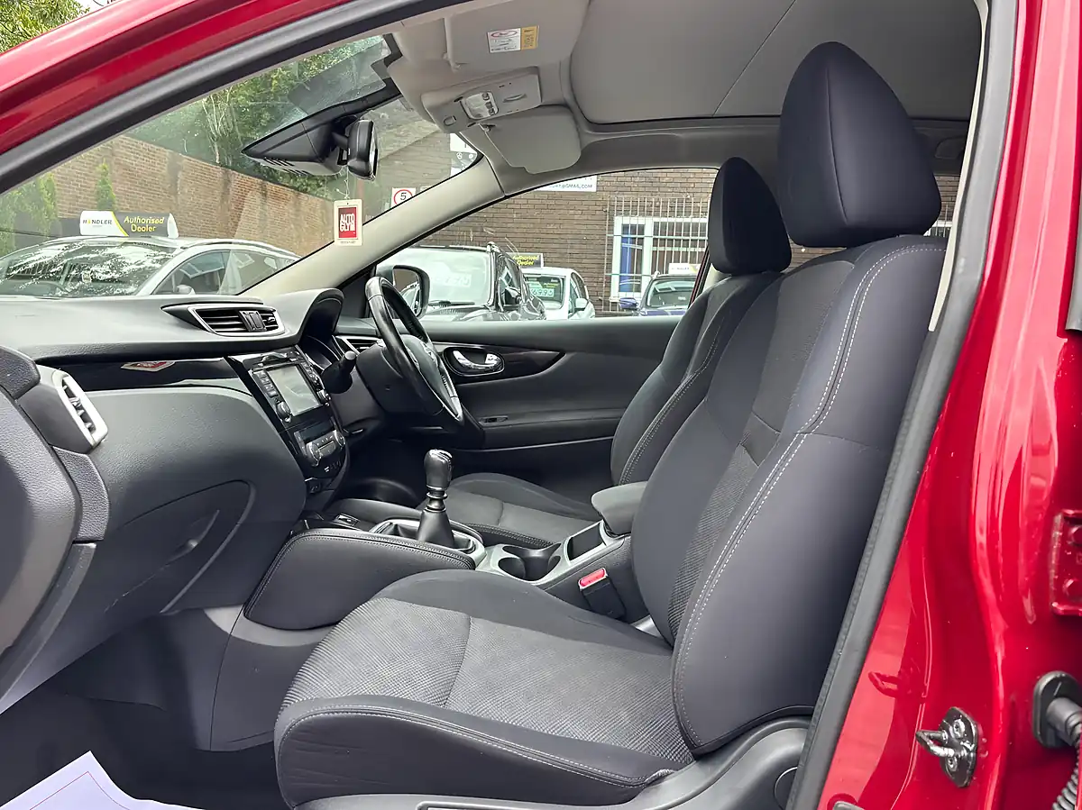 Used 2016 Nissan Qashqai N-Connecta Red - Interior and Exterior details 12